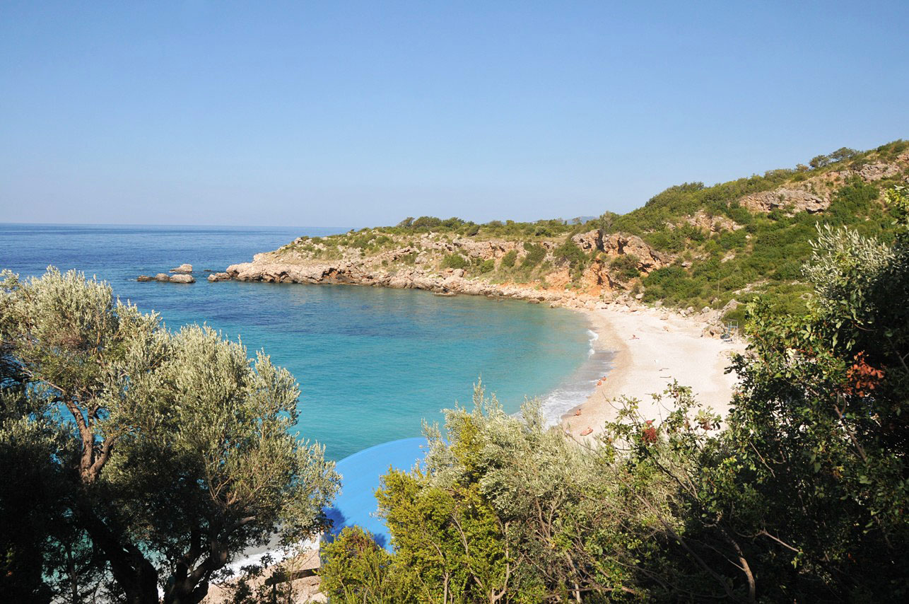 Drobni Pijesak Beach in a Small Bay