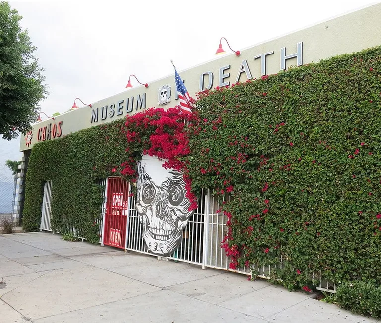 The skull-shaped entrance of the Museum of Death in Hollywood.