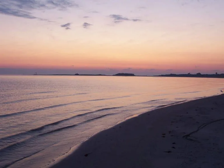 A calm sunset on Glapsides Beach.