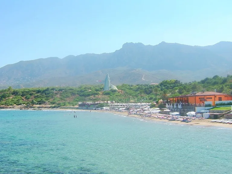 A busy day on Escape Beach, we can see the mountains behind it.