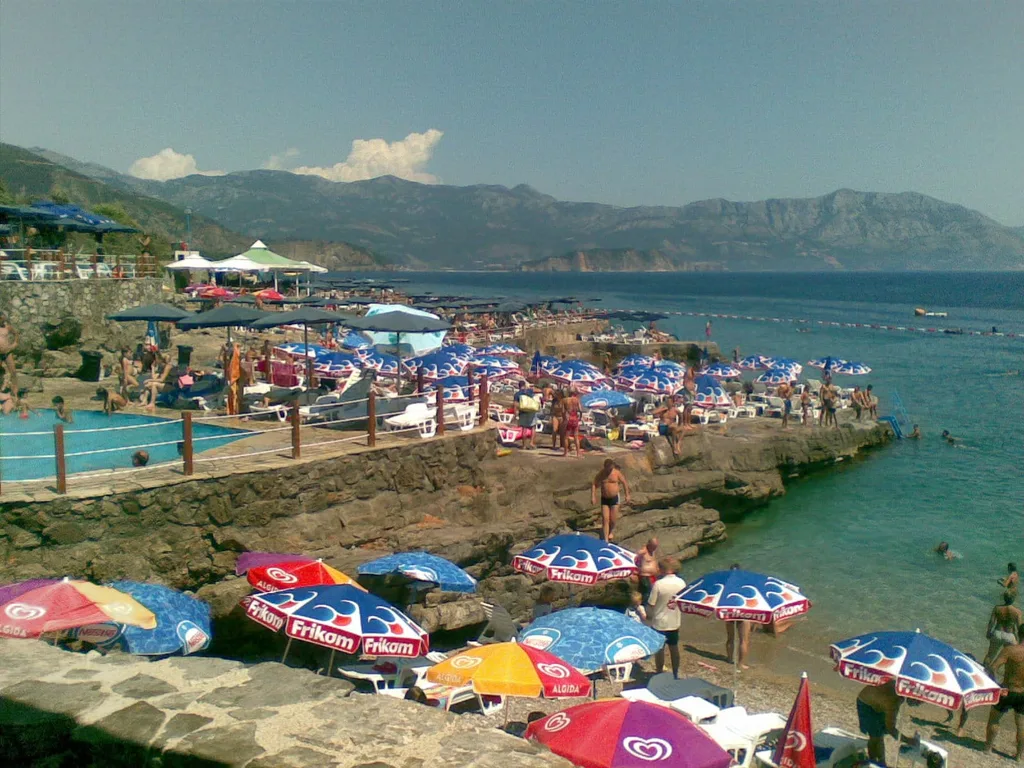 People relaxing on Ploce beach