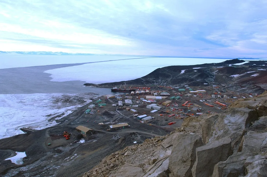Scientific bases in Antarctica