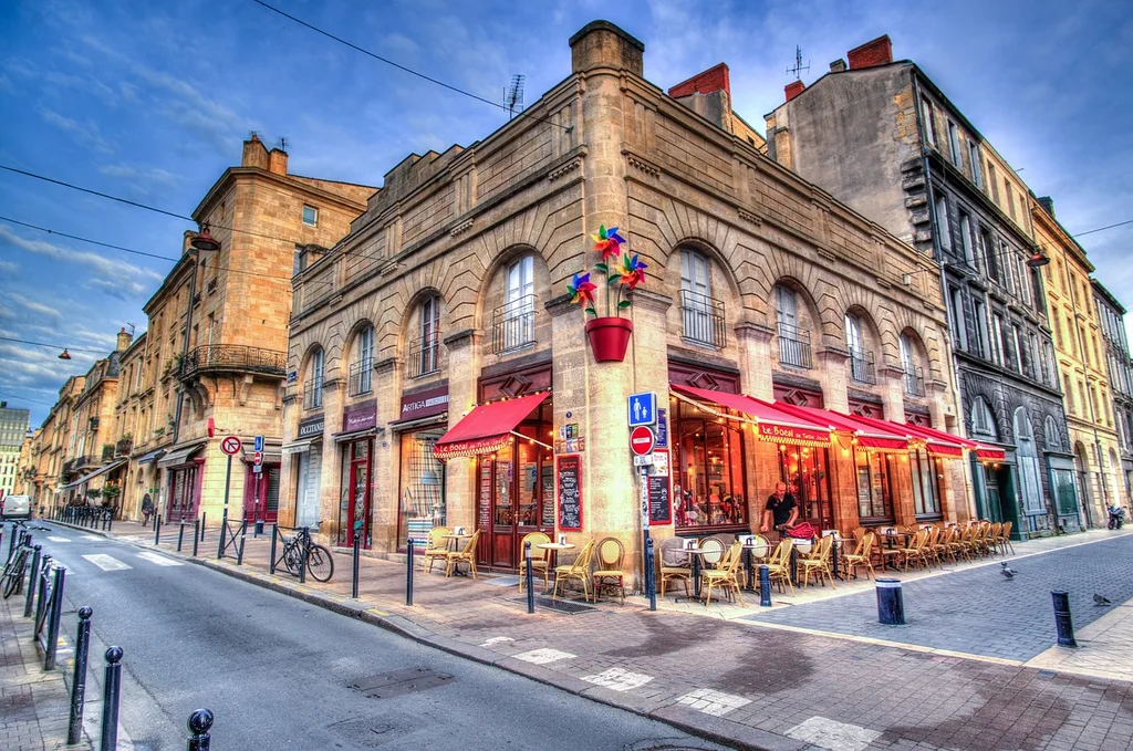 The charming streets of Bordeaux in the fall