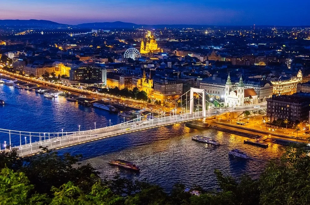Elisabeth Bridge in Budapest, Hungary. Bridge connect Buda and Pest across the River Danube.