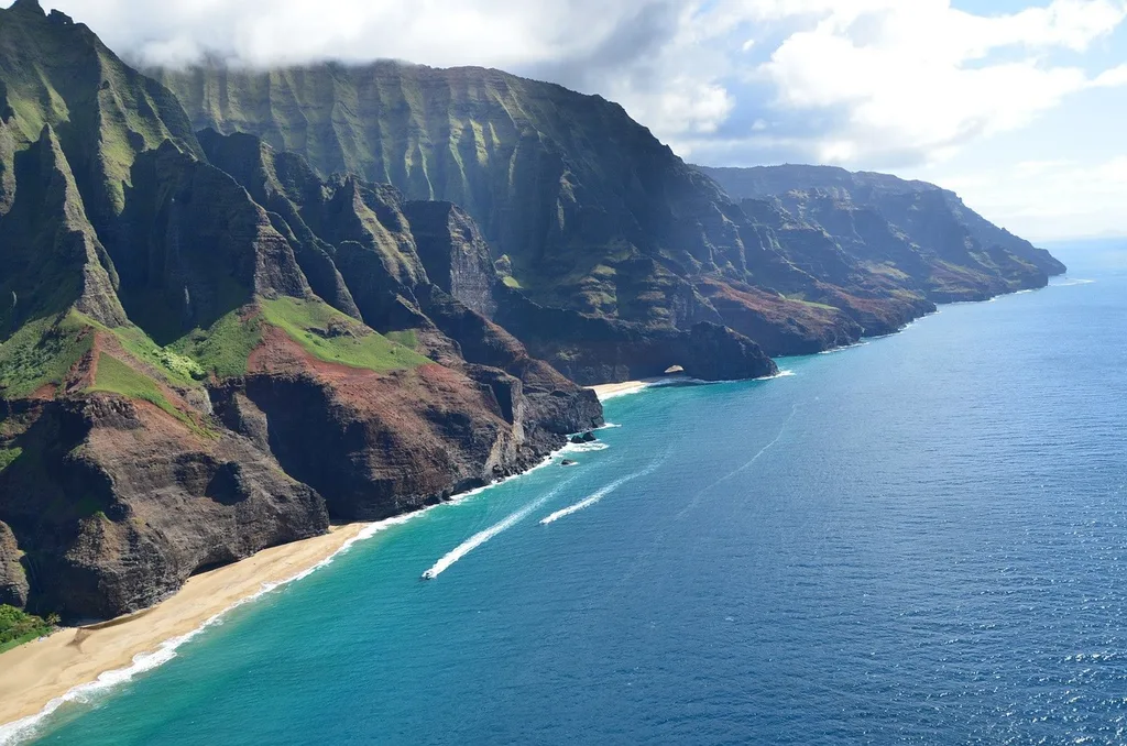 Formidable cliffs and sandy beaches in Kauai
