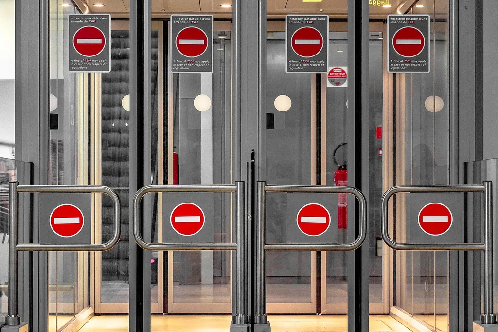 Airport terminal security gate