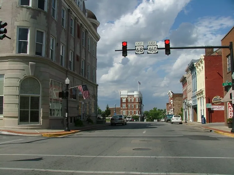 A street in Paris, Kentucky on a cloudy day