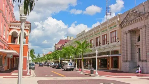 Art and Music Walk take place in Downtown District Fort Myers