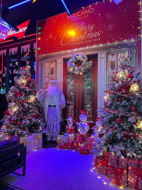 Christmas decorations all around. Photo credit: Somil Gupta