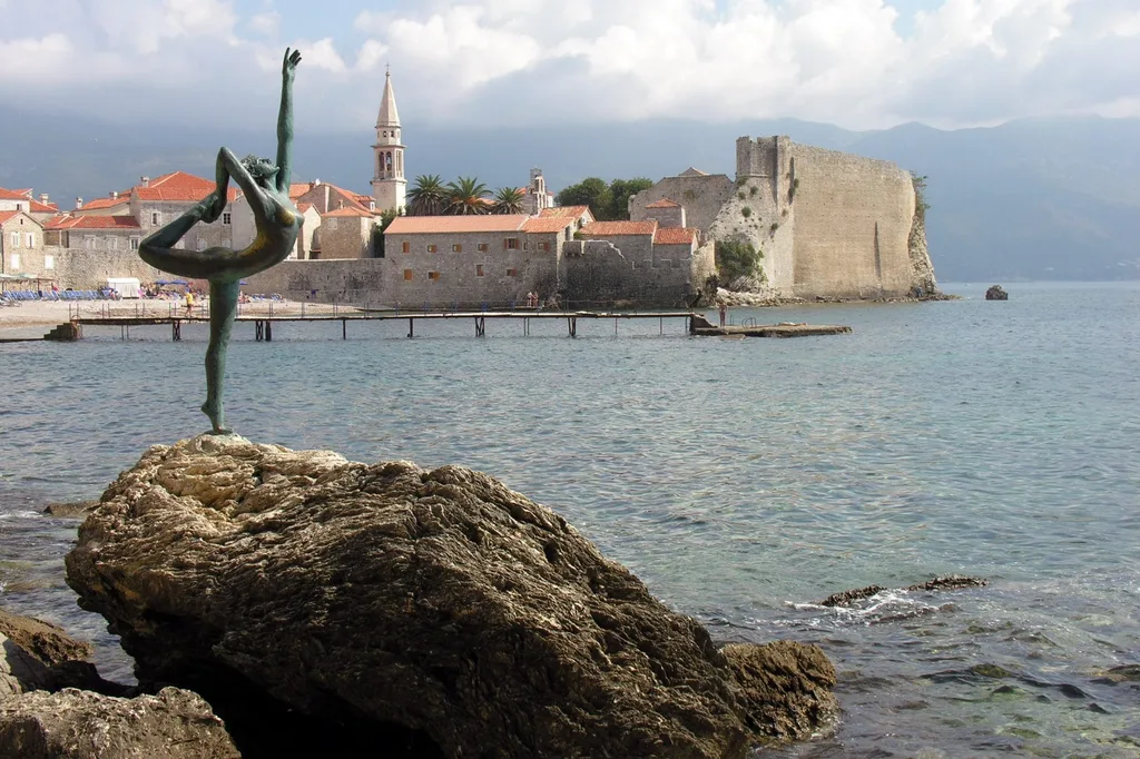 The ballerina statue on Mogren Beach
