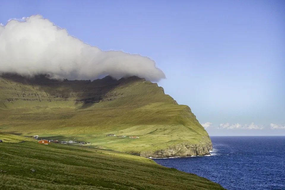 Cloudy cap on Lítla Dímun