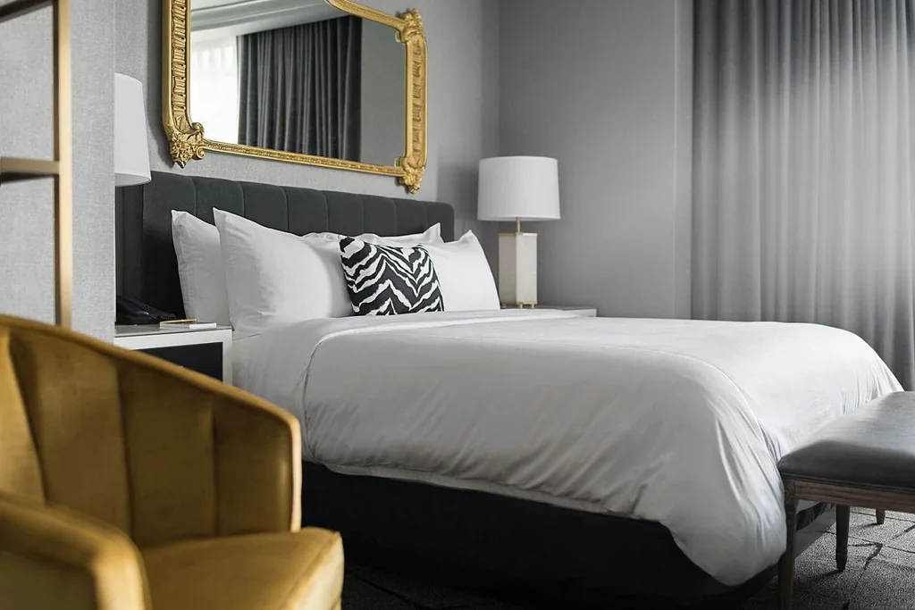 A room in Le Veque hotel with a king size bed
