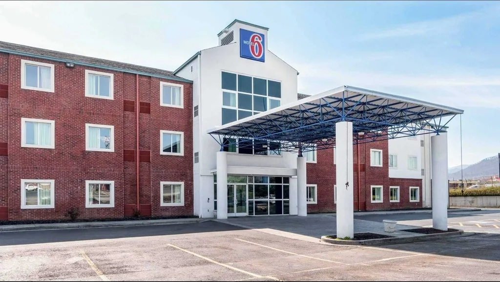Entrance to Motel 6, Newport,
