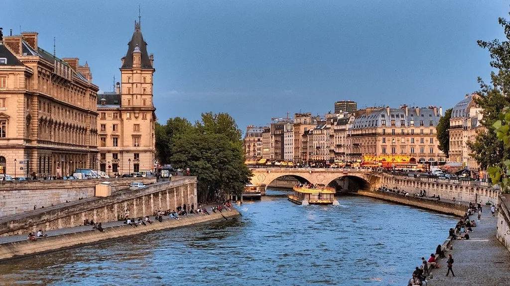 Bank walk along Seine in Paris