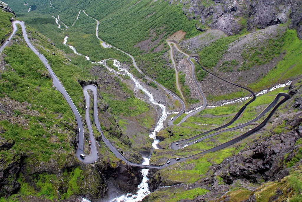 10 Most Beautiful and Killer Roads 09