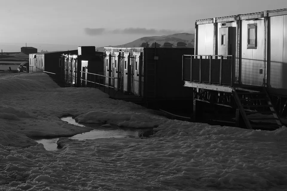 Several Laboratories on Snow in South Pole