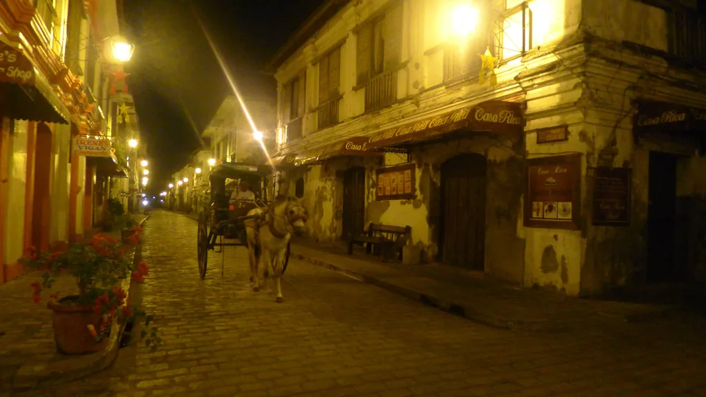 Calle Crisologo street at night